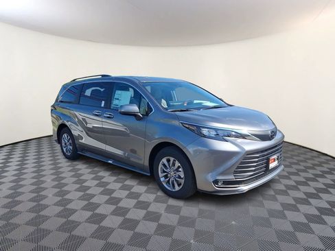 New 2026 Toyota Sienna XLE FWD image 3