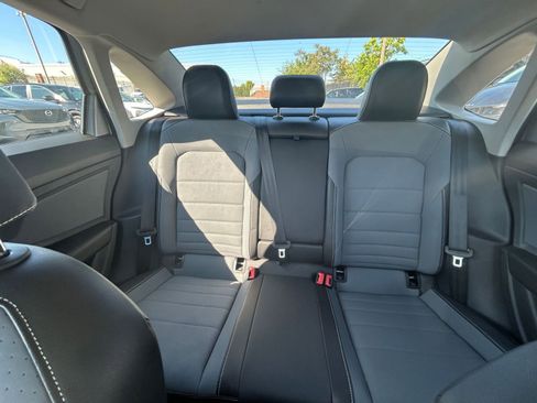 Used 2025 Volkswagen Jetta SE FWD image 33