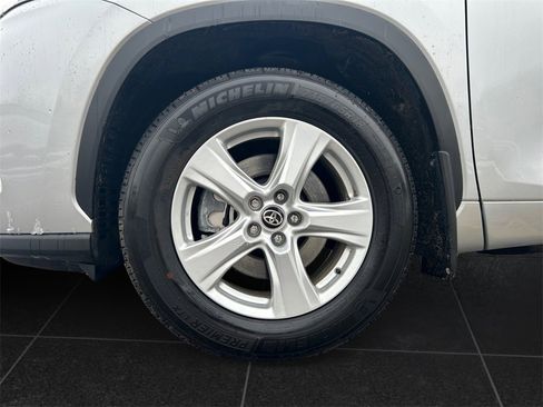 Used 2025 Toyota Highlander LE image 9