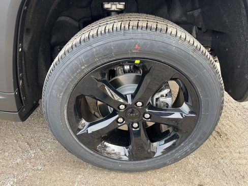 New 2025 Jeep Grand Cherokee Altitude image 9