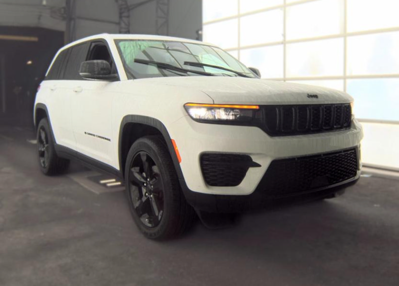 Used 2023 Jeep Grand Cherokee Altitude RWD image 4