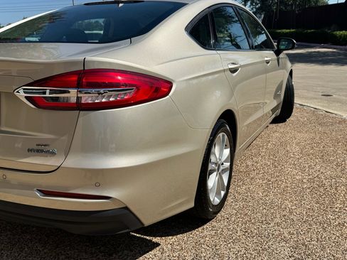 Used 2019 Ford Fusion SE FWD image 4