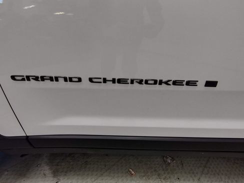 Used 2023 Jeep Grand Cherokee Altitude AWD/4WD image 5