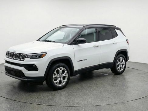 Used 2025 Jeep Compass Latitude image 3
