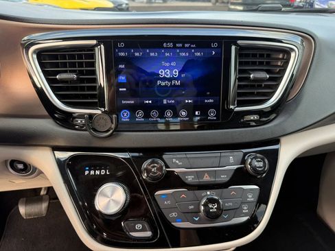 Used 2017 Chrysler Pacifica Touring-L Plus FWD image 16