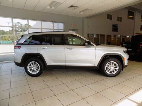 New 2025 Jeep Grand Cherokee Laredo X w/ Luxury Tech Group I RWD image 9
