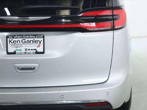 Used 2024 Chrysler Pacifica Touring-L FWD image 42