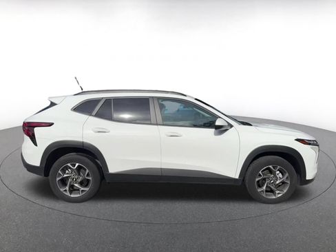 Used 2025 Chevrolet Trax LT FWD image 16