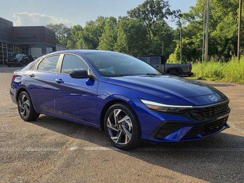 Used 2025 Hyundai Elantra Sport FWD image 1