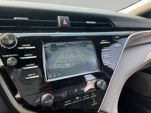 Used 2018 Toyota Camry SE w/ Convenience Package FWD image 14