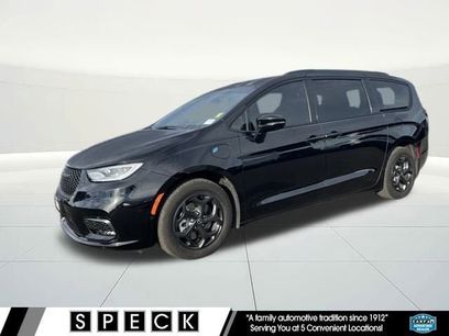 Used 2025 Chrysler Pacifica Premium