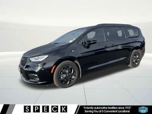 Used 2025 Chrysler Pacifica Premium image 1