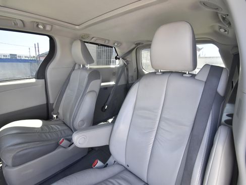 Used 2011 Toyota Sienna Limited w/ Premium Pkg FWD image 7