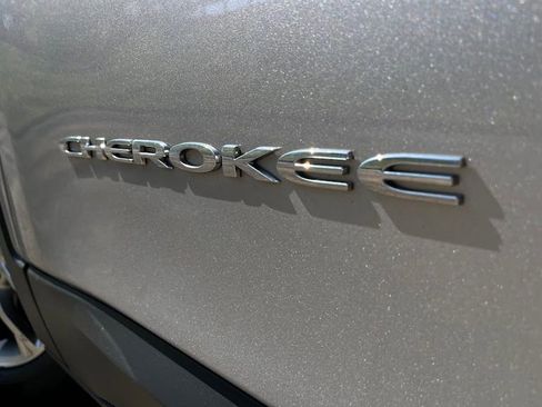 Used 2019 Jeep Cherokee Latitude Plus w/ Cold Weather Group AWD/4WD image 46