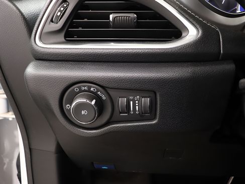Used 2026 Chrysler Pacifica Limited FWD image 20