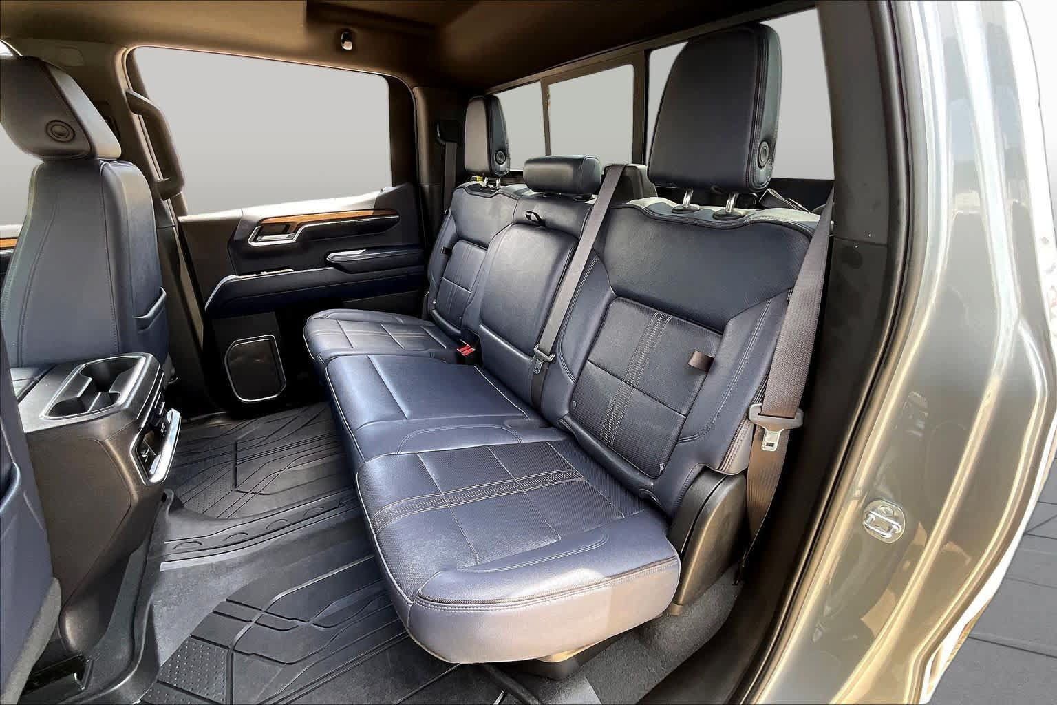 Used 2023 Chevrolet Silverado 1500 High Country w/ High Country Premium Package AWD/4WD image 35