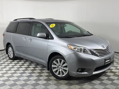 Used 2017 Toyota Sienna XLE 7 PASSENGER image 2