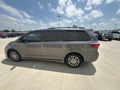 Used 2018 Toyota Sienna XLE w/ XLE Navigation Package FWD image 6