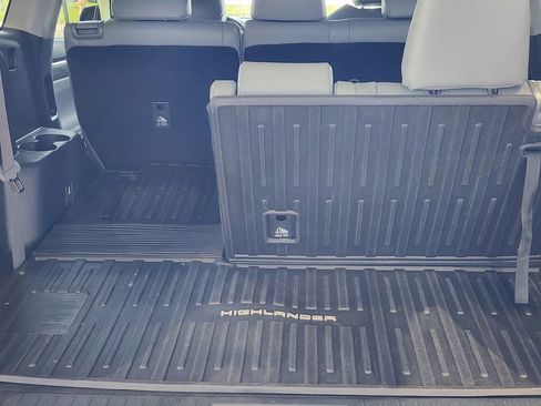 Used 2022 Toyota Highlander Limited image 10