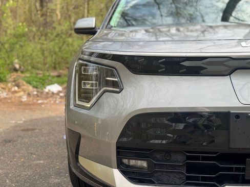 Used 2023 Kia Niro Wave FWD image 2
