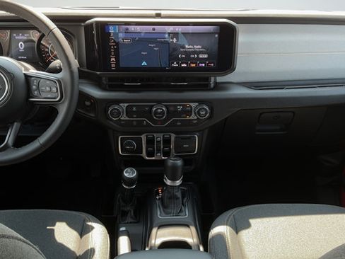 Used 2025 Jeep Gladiator Sport AWD/4WD image 17