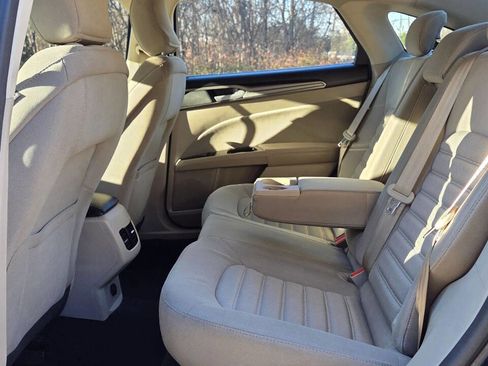 Used 2017 Ford Fusion SE image 12