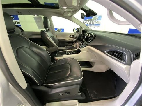 Used 2024 Chrysler Pacifica Limited image 34