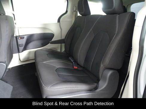 Used 2021 Chrysler Voyager L FWD image 11