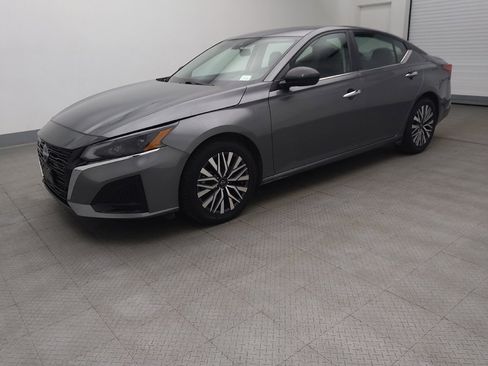 Used 2024 Nissan Altima 2.5 SV image 2