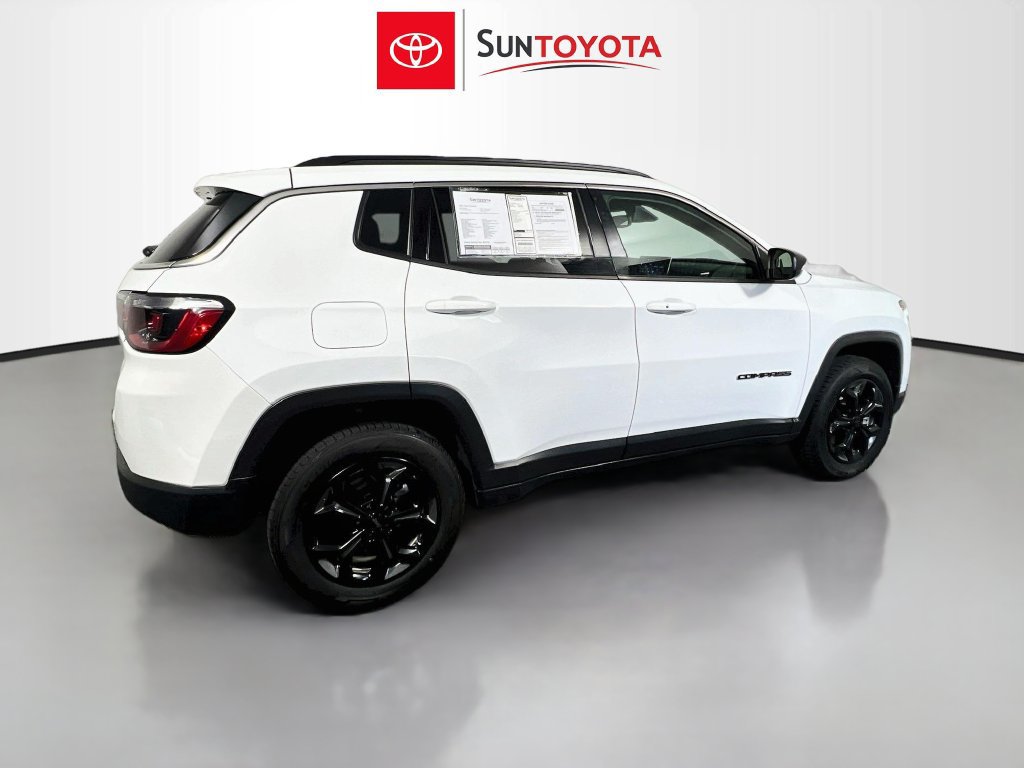 Used 2024 Jeep Compass Latitude AWD/4WD image 3