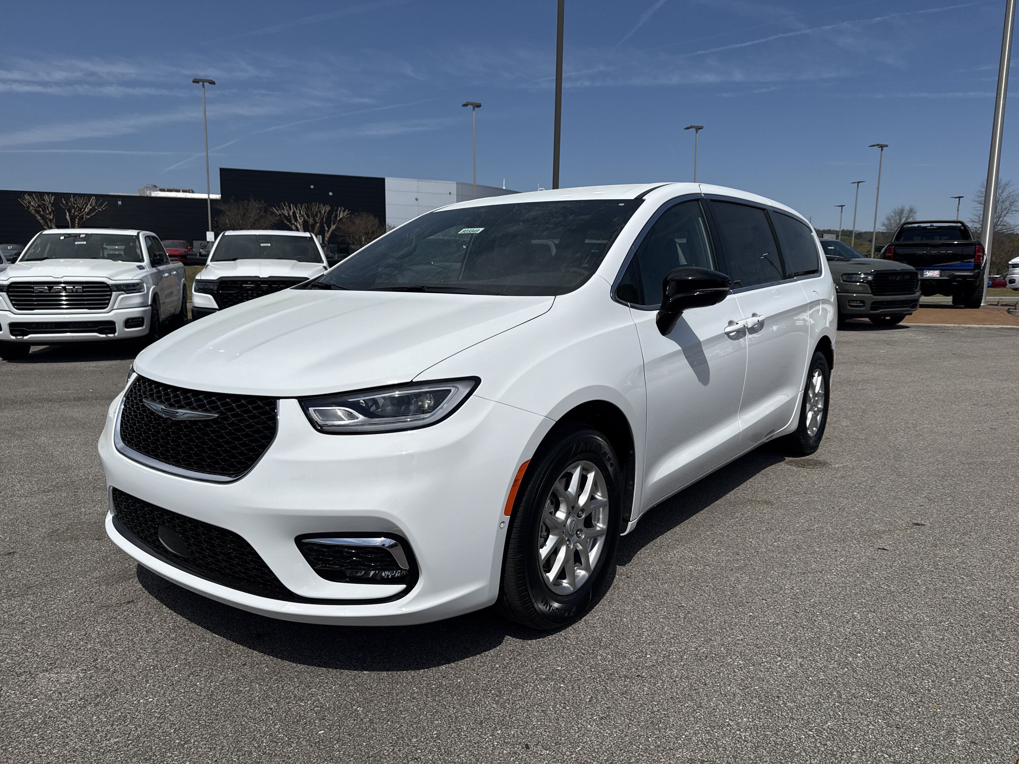 New 2026 Chrysler Pacifica Select FWD image 3