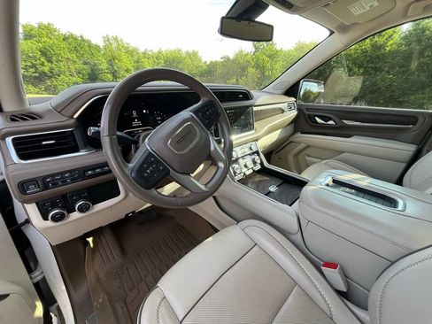 Used 2022 GMC Yukon XL Denali AWD/4WD image 9