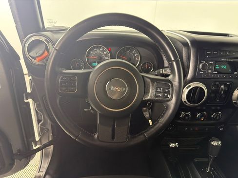 Used 2018 Jeep Wrangler Unlimited Sahara w/ Connectivity Group AWD/4WD image 14
