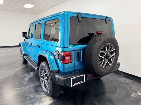 Used 2024 Jeep Wrangler Unlimited Sahara w/ Technology Group AWD/4WD image 19