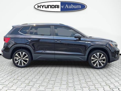 Used 2023 Volkswagen Taos SE w/ Panoramic Sunroof Package FWD image 4