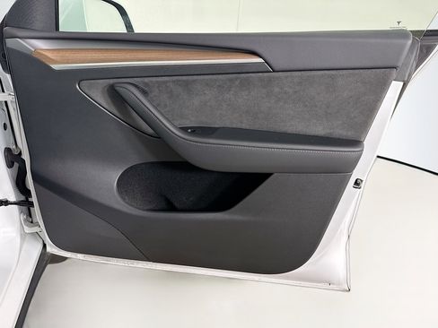 Used 2023 Tesla Model Y Long Range image 32