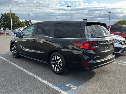 Certified 2025 Honda Odyssey EX-L image 3