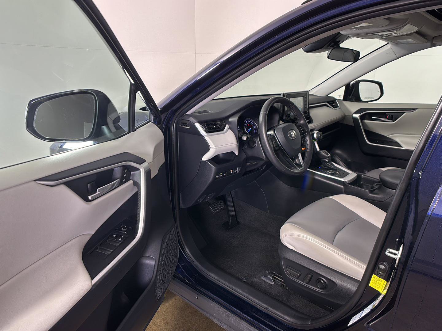 Used 2021 Toyota RAV4 XLE Premium AWD/4WD image 2