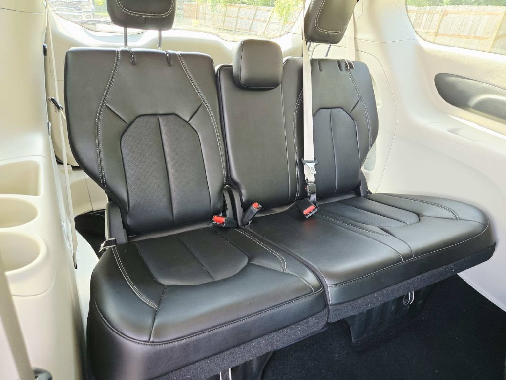 Used 2024 Chrysler Pacifica Touring-L FWD image 15