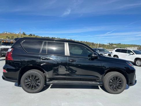 Used 2022 Lexus GX 460 Premium w/ Accessory Package image 10