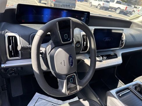 Used 2025 Ford Expedition Active image 14