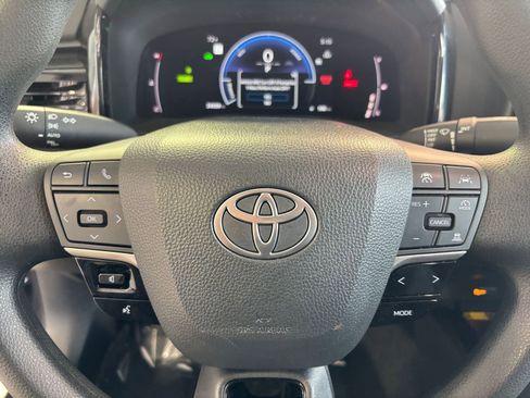 Used 2025 Toyota Camry LE image 32