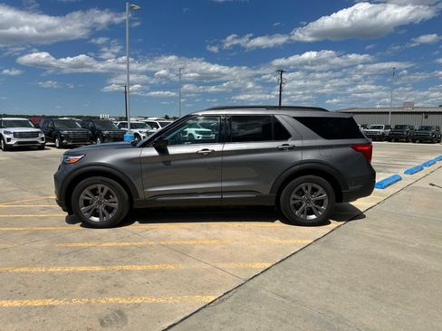 Used 2023 Ford Explorer XLT w/ Equipment Group 202A AWD/4WD image 4