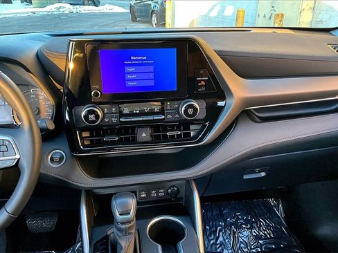 Used 2024 Toyota Highlander LE image 19