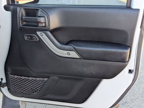 Used 2017 Jeep Wrangler Unlimited Sahara w/ Connectivity Group image 26