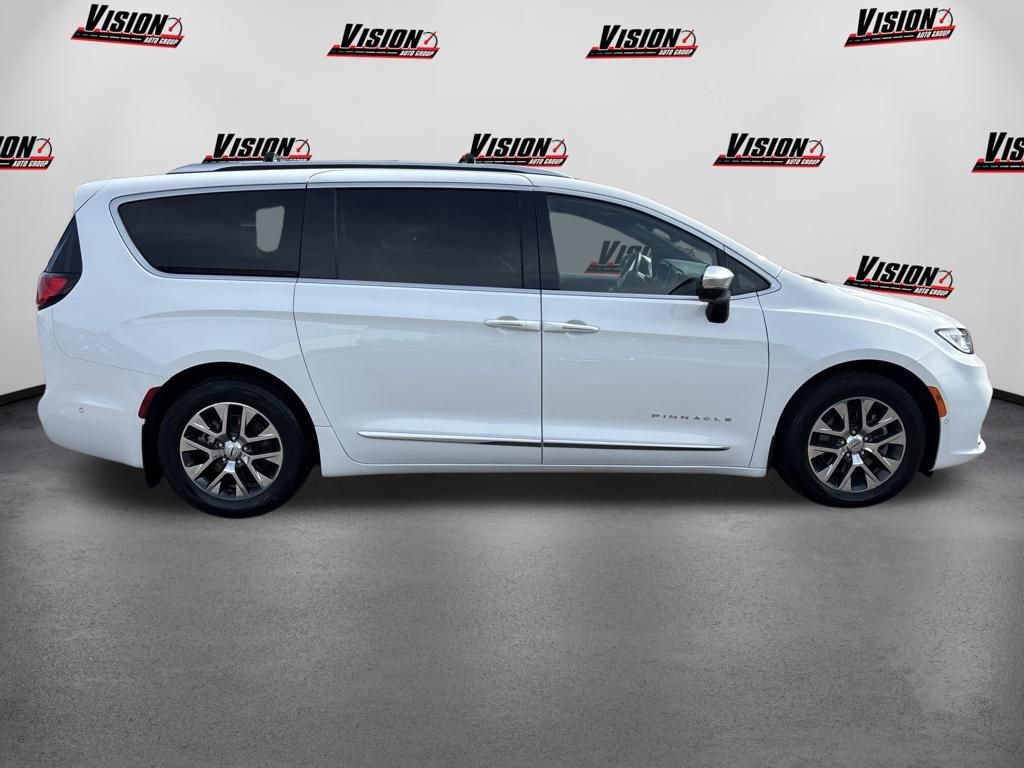 Used 2023 Chrysler Pacifica Pinnacle FWD image 6