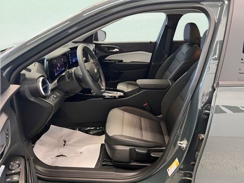 Used 2025 Chevrolet Trax LT FWD image 17