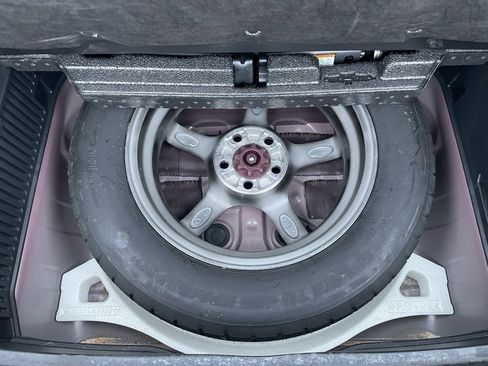 Used 2021 Toyota Venza XLE image 32