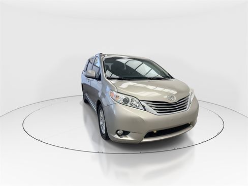 Used 2017 Toyota Sienna XLE image 2