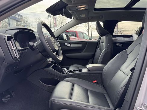 Used 2025 Volvo XC40 B5 Plus image 13